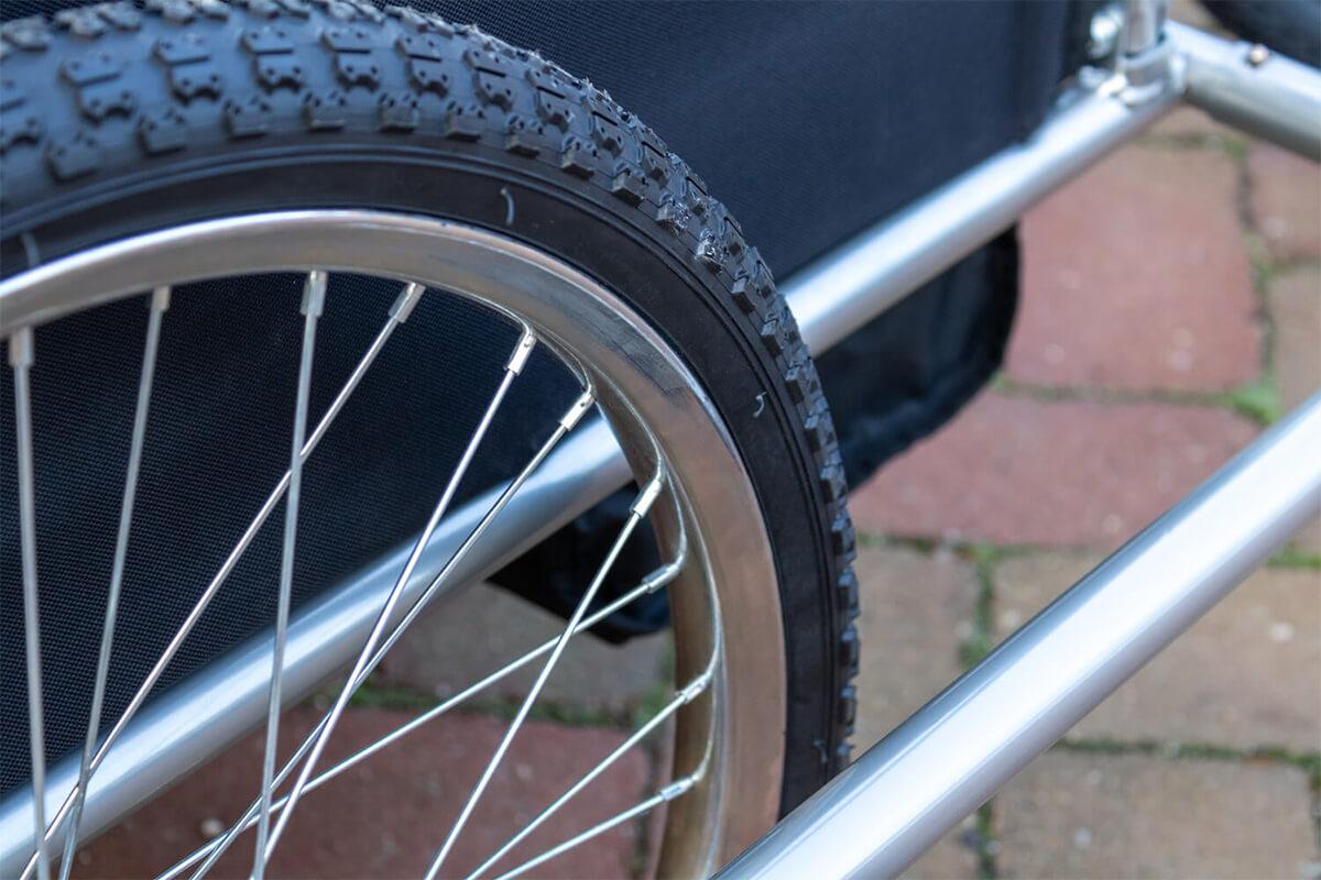 A utánfutó erős acél felnikkel rendelkezik.