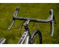 Kellys SOOT 50 országúti gravel kerékpár 20 fokozatú Shimano GRX 400 váltó, hidraulikus Disc M