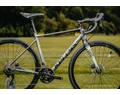 Kellys SOOT 50 országúti gravel kerékpár 20 fokozatú Shimano GRX 400 váltó, hidraulikus Disc M