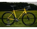 Kellys SOOT 30 országúti gravel kerékpár 16 fokozatú Shimano Claris váltó, mechanikus tárcsafék L