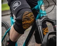 Endura Singletrack térdvédő, puha memóriahabos betéttel, fekete-lime, M-L