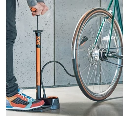 SKS Airkompressor Compact 10.0 kerékpáros műhelypumpa univerzális fejjel nyomásmérővel 10bar teljesítménnyel