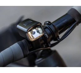 BBB BLS-143 Stud33 LED-es első lámpa 130 Lumen fényteljesítmény 1000 mAh-s akkumulátorral