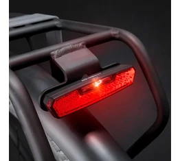 AXA JUNO Steady dinamós hátsó lámpa állófénnyel LED-es csomagtartóra szerelhető 50mm furattávhoz