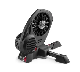 Elite Direto XR-T interaktív görgő wattmérővel, 1,5% pontosság, 2300W teljesítmény, 24% emelkedő, hátsó kerék helyére + Tr.Block