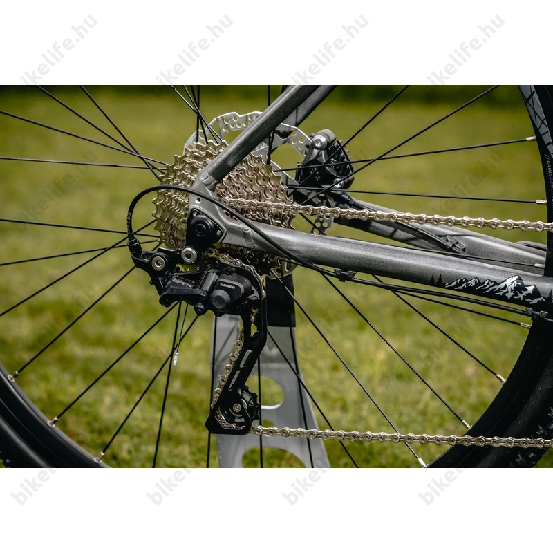Kellys SOOT 50 országúti gravel kerékpár 20 fokozatú Shimano GRX 400 váltó, hidraulikus Disc M
