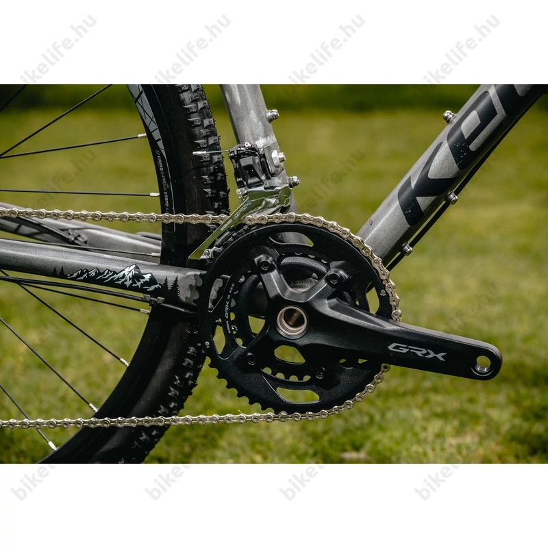 Kellys SOOT 50 országúti gravel kerékpár 20 fokozatú Shimano GRX 400 váltó, hidraulikus Disc M