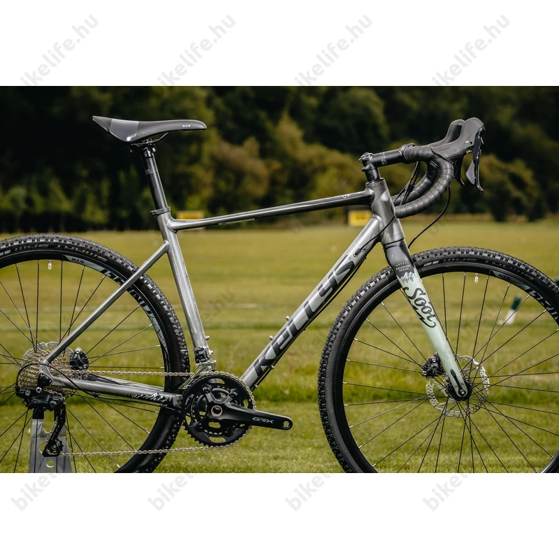 Kellys SOOT 50 országúti gravel kerékpár 20 fokozatú Shimano GRX 400 váltó, hidraulikus Disc M