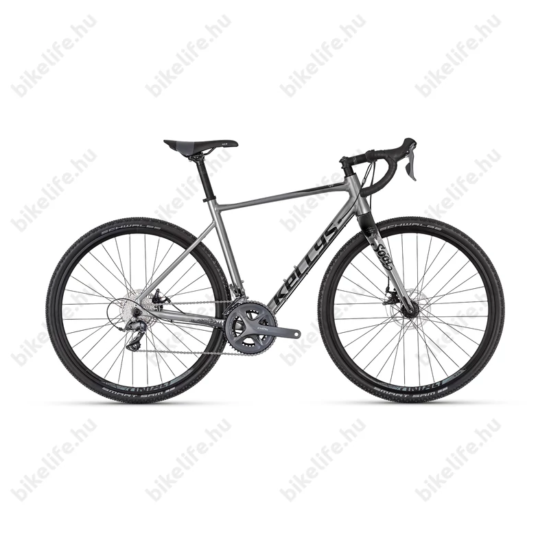 Kellys SOOT 30 Silver országúti gravel kerékpár 16 fokozatú Shimano Claris váltó, mechanikus tárcsafék S