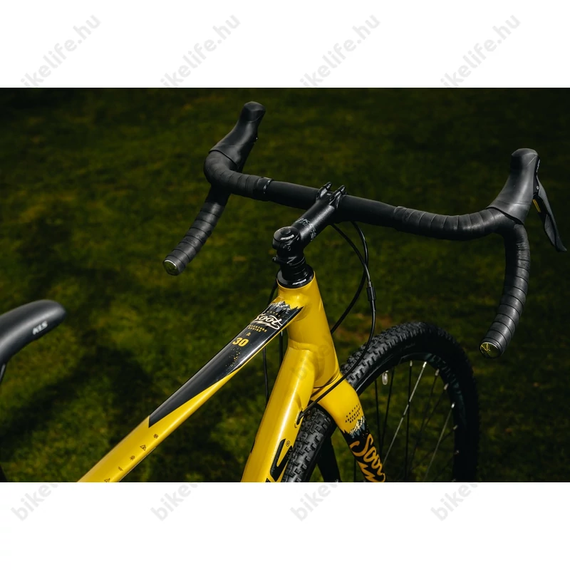 Kellys SOOT 30 országúti gravel kerékpár 16 fokozatú Shimano Claris váltó, mechanikus tárcsafék L