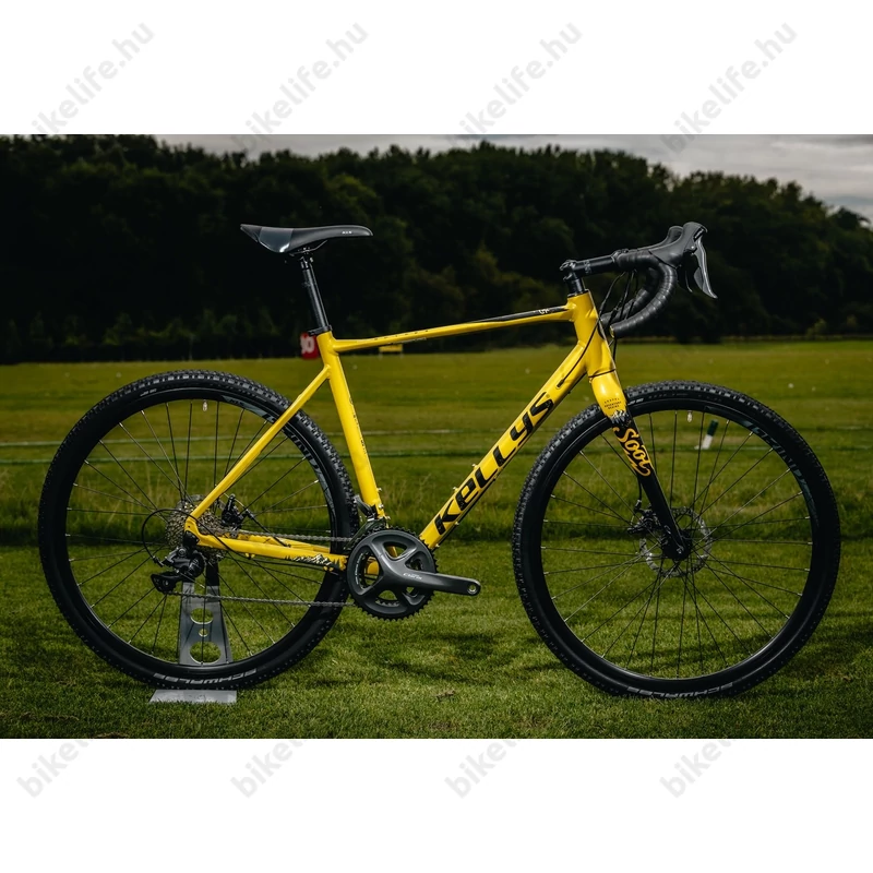 Kellys SOOT 30 országúti gravel kerékpár 16 fokozatú Shimano Claris váltó, mechanikus tárcsafék L