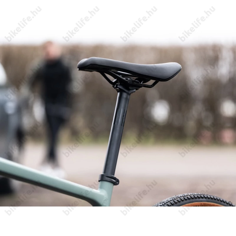 BBB BSD-156 Echelon Comfort unisex sport nyereg anatómiai nyílással, 145 mm széles, lightfoam, Crmo pálcák, fekete