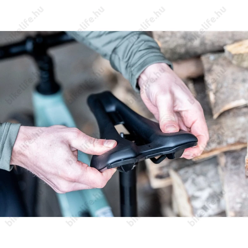 BBB BSD-156 Echelon Comfort unisex sport nyereg anatómiai nyílással, 145 mm széles, lightfoam, Crmo pálcák, fekete