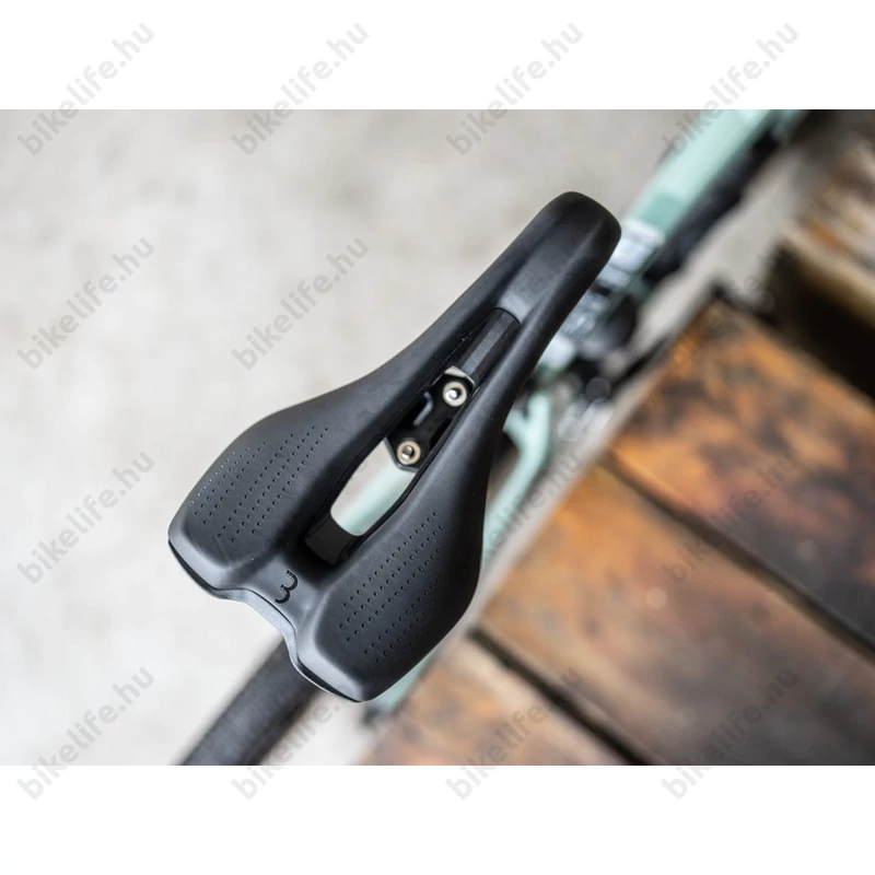 BBB BSD-156 Echelon Comfort unisex sport nyereg anatómiai nyílással, 145 mm széles, lightfoam, Crmo pálcák, fekete