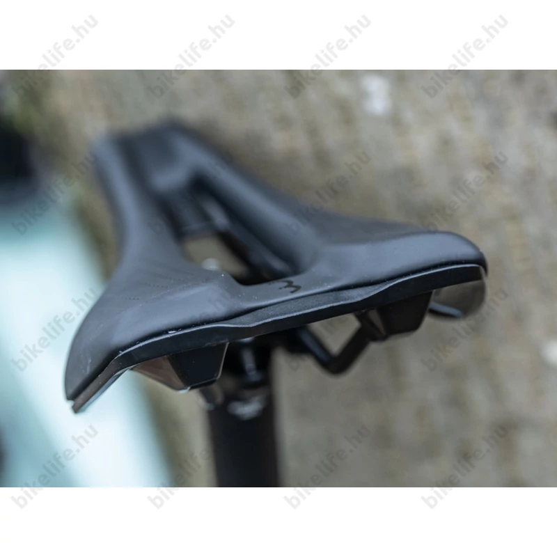 BBB BSD-158 Echelon Comfort unisex sport nyereg anatómiai nyílással, 165 mm széles, lightfoam, Crmo pálcák, fekete