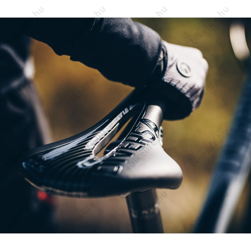 KLS Diversa női anatómiájú nyitott zónás sport nyereg fekete