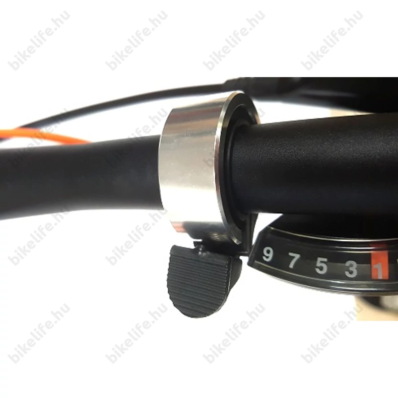 Ráadásul keskeny is! Hiszen jól tudjuk, gyakran bizonyulnak rövidnek a kormányaink.