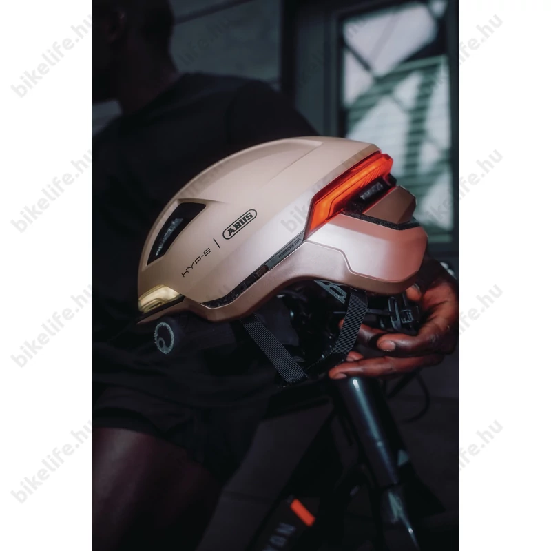 Abus HYP-E kerékpáros bukósisak első és hátsó világítással index jelzővel champagne gold S (51-55cm)
