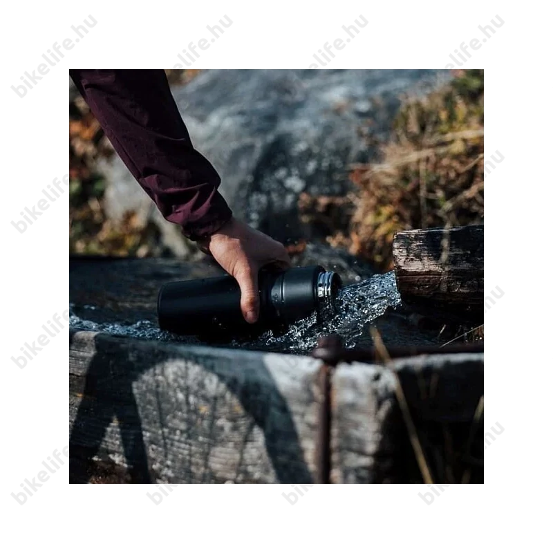 Elite Syssa rozsdamentes acél kerékpáros kulacs 750ml mattfekete zárható kupakkal