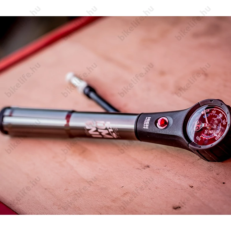 Kellys KLS Omni mini pumpa univerzális, teleszkóphoz és tömlőhöz 20bar teljesítmény