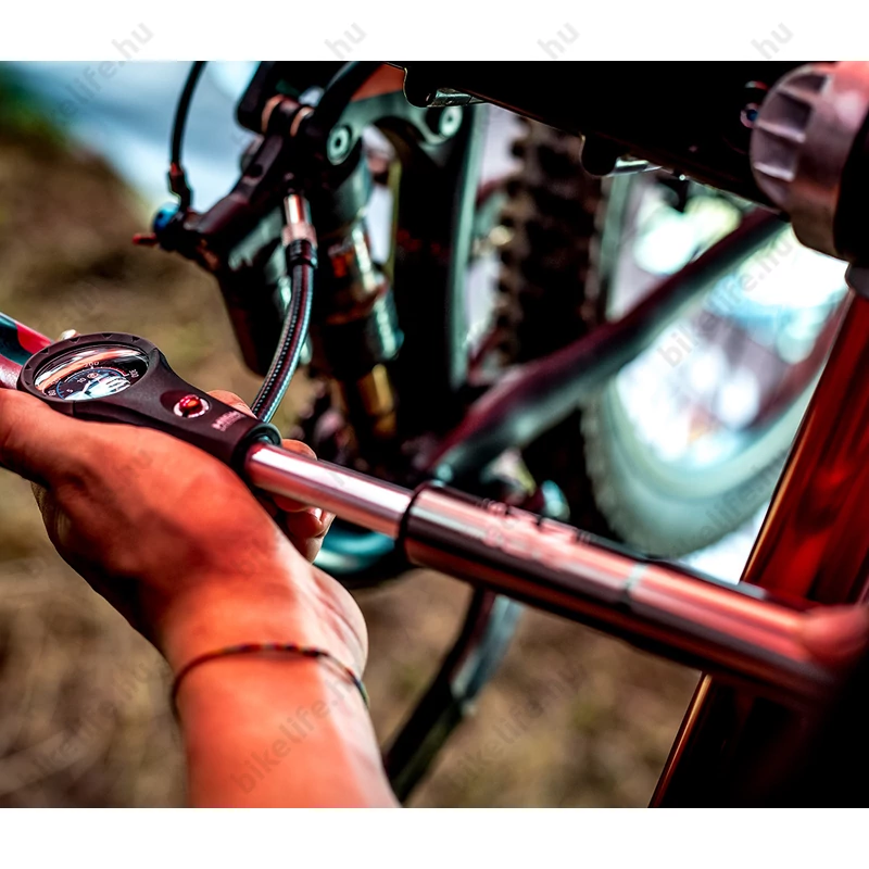 Kellys KLS Omni mini pumpa univerzális, teleszkóphoz és tömlőhöz 20bar teljesítmény