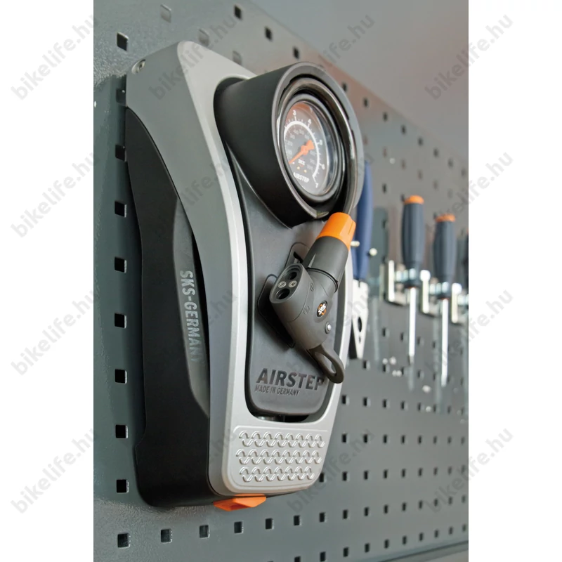 Pumpa láb SKS Airstep Digi 7bar spirál tömlővel, nyomásmérővel, LED-kijelzővel, fekete