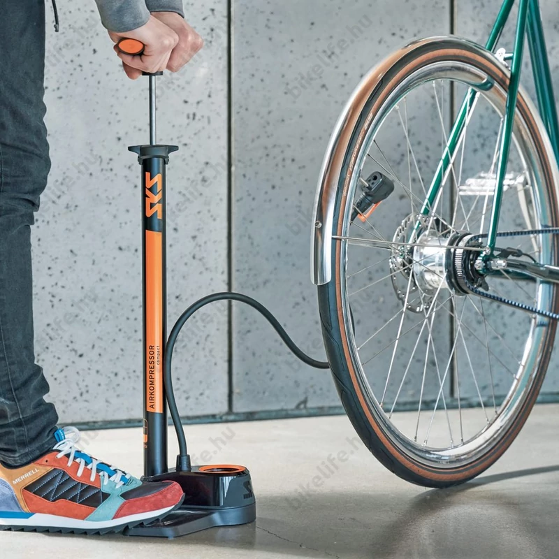 SKS Airkompressor Compact 10.0 kerékpáros műhelypumpa univerzális fejjel nyomásmérővel 10bar teljesítménnyel