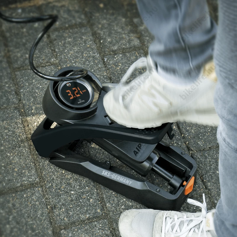 Pumpa láb SKS Airstep Digi 7bar spirál tömlővel, nyomásmérővel, LED-kijelzővel, fekete