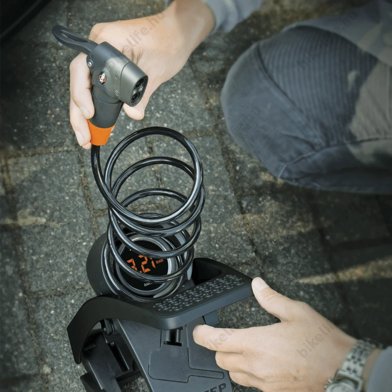 Pumpa láb SKS Airstep Digi 7bar spirál tömlővel, nyomásmérővel, LED-kijelzővel, fekete