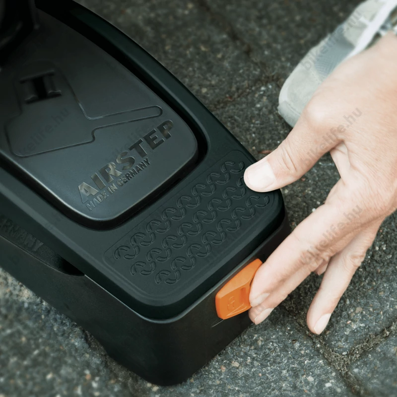 Pumpa láb SKS Airstep Digi 7bar spirál tömlővel, nyomásmérővel, LED-kijelzővel, fekete