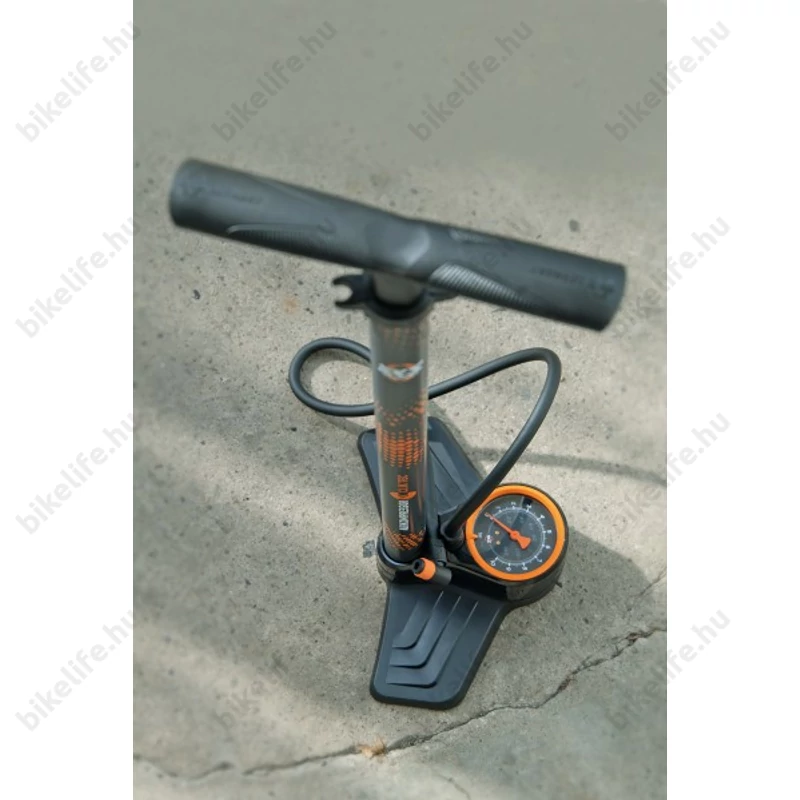 SKS Airkompressor 10.0 Clik Tec műhelypumpa Schwalbe Clik Tec szelepekhez 2-2 db Presta és Dunlop szelepbetéttel