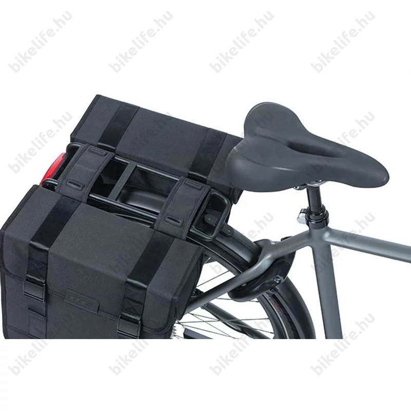 Basil Tour XL táska csomagtartóra 35L kapacitás, 2 részes, pántos, fekete