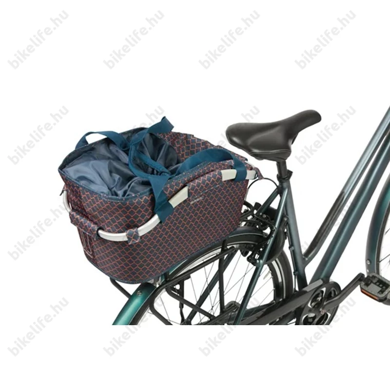 Basil Flair Carry All kosár csomagtartóra Mik 2.0 adapterrel 18 liter kapacitással navy kék színben