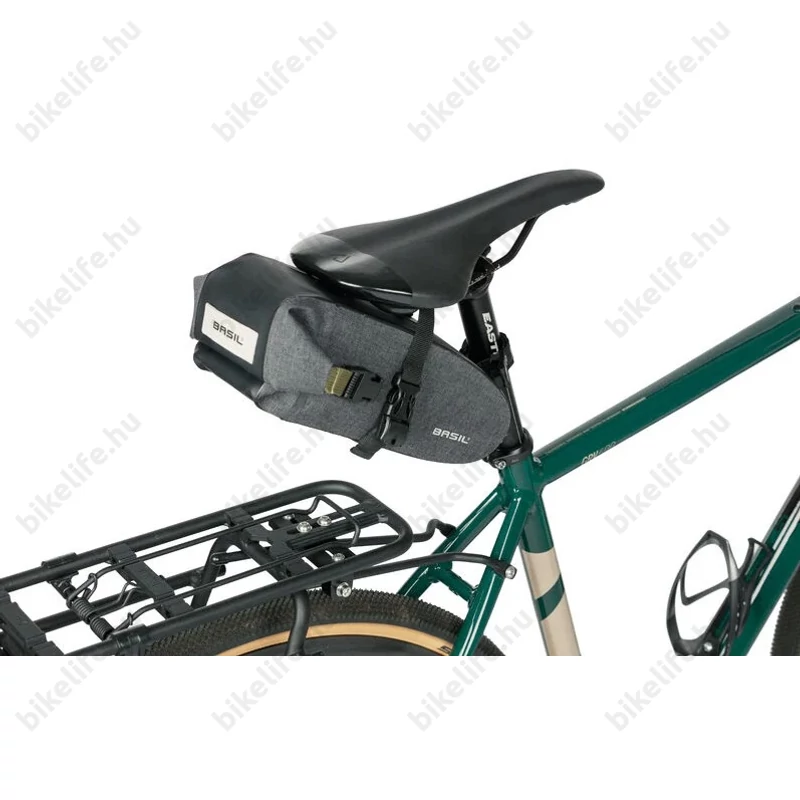 BASIL Navigator Storm vízálló tépőzáras nyeregcsőre rögzíthető táska fekete 1,5 L-es