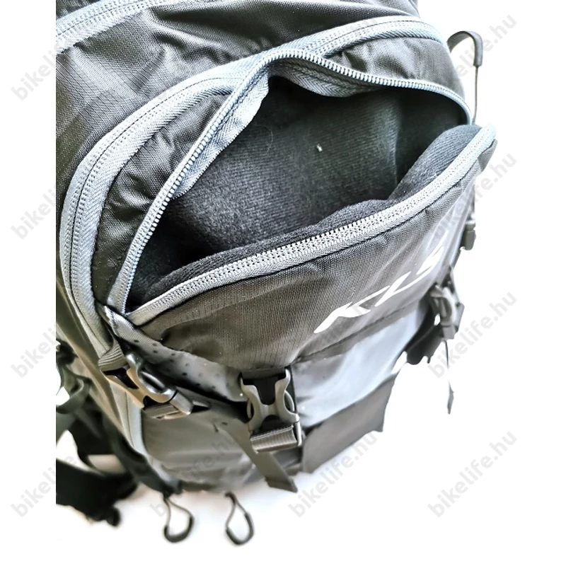 Kellys Lane kerékpáros hátizsák 16L-es, italtartó zsák nélkül, esővédő huzat, protektor, bukó tartó, fekete