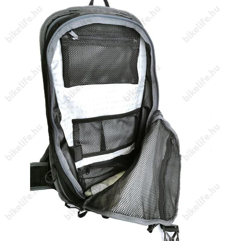 Kellys Lane kerékpáros hátizsák 16L-es, italtartó zsák nélkül, esővédő huzat, protektor, bukó tartó, fekete
