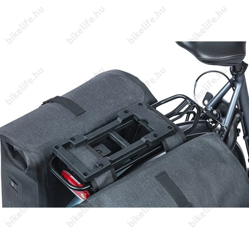 Basil MIK Double Decker kosár és táskatartó kiegészítő adapter csomagtartóra 2 táska egyszerre való rögzítésére