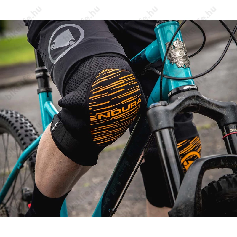 Endura Singletrack térdvédő, puha memóriahabos betéttel, fekete-lime, M-L