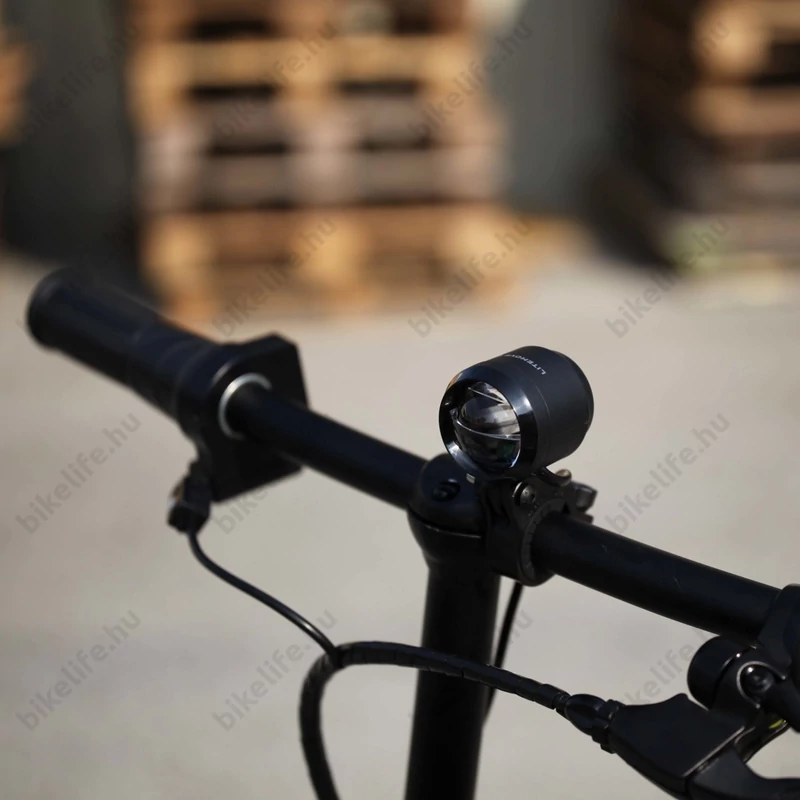 LiteMove SE-90 ebike első lámpa, 90Lux fényerő, MTi optika, IP56 ellenállóság