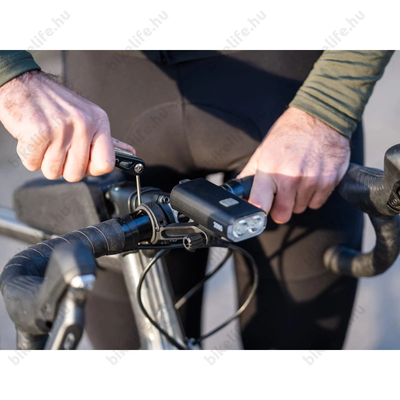 BBB Centermount 2.0 BLS-195 lámpatartó középre pozícionálja a lámpát, GoPro kompatibilis