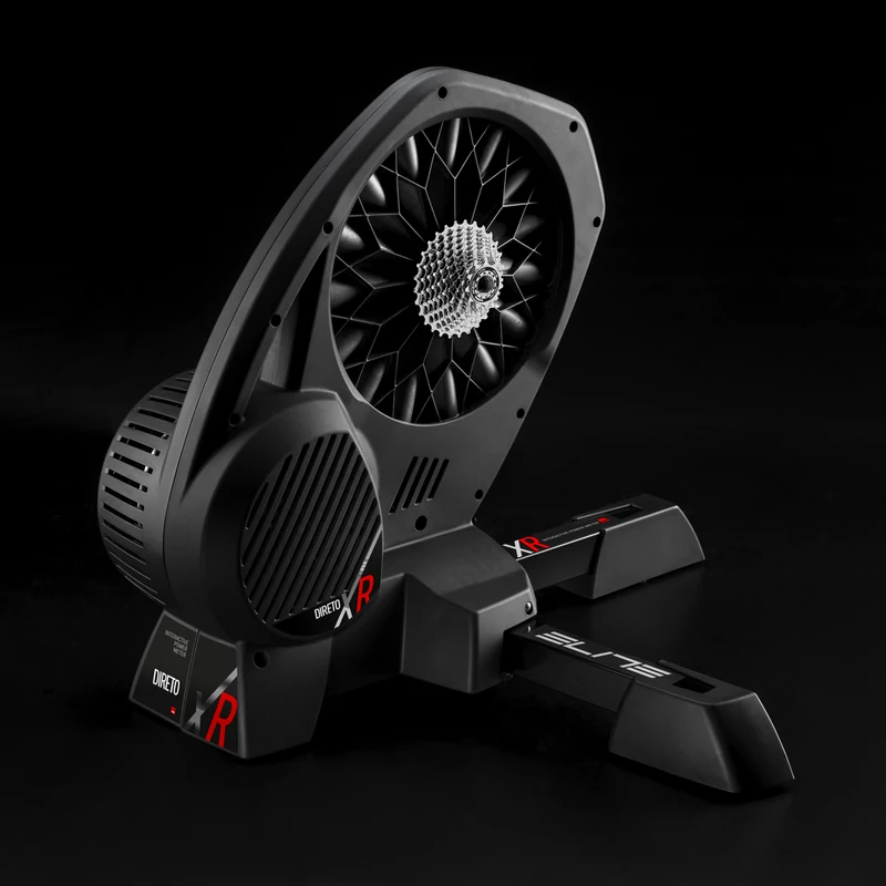 Elite Direto XR-T interaktív görgő wattmérővel, 1,5% pontosság, 2300W teljesítmény, 24% emelkedő, hátsó kerék helyére + Tr.Block