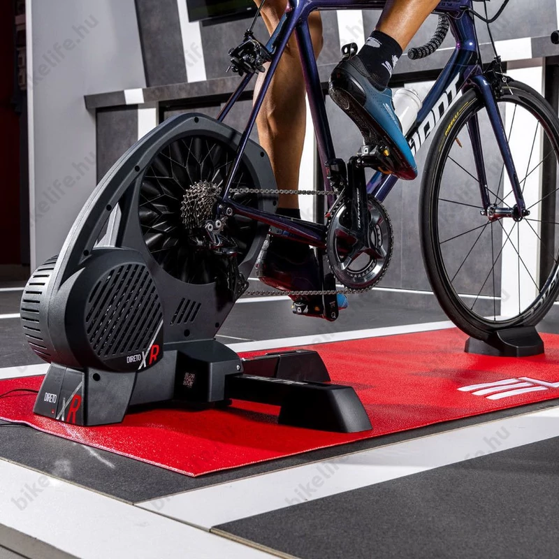 Elite Direto XR-T interaktív görgő wattmérővel, 1,5% pontosság, 2300W teljesítmény, 24% emelkedő, hátsó kerék helyére + Tr.Block