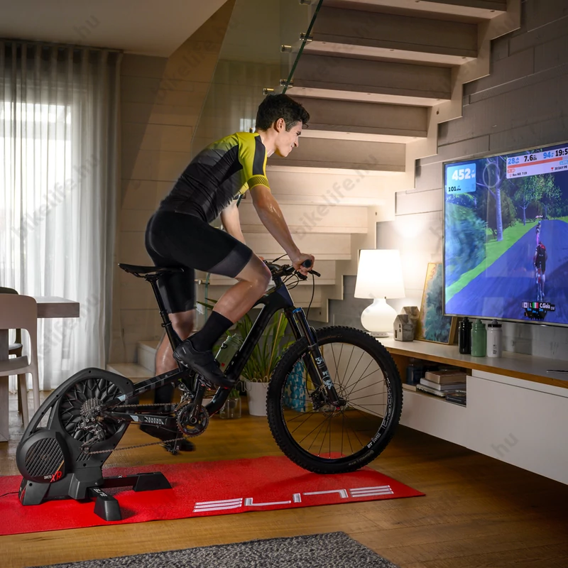 Elite Direto XR-T interaktív görgő wattmérővel, 1,5% pontosság, 2300W teljesítmény, 24% emelkedő, hátsó kerék helyére + Tr.Block