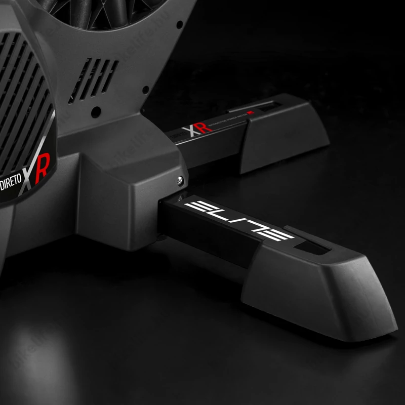Elite Direto XR-T interaktív görgő wattmérővel, 1,5% pontosság, 2300W teljesítmény, 24% emelkedő, hátsó kerék helyére + Tr.Block