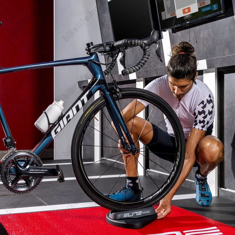 Elite Sterzo Smart első keréktámasz görgőhöh, kanyarodó, Bluetooth