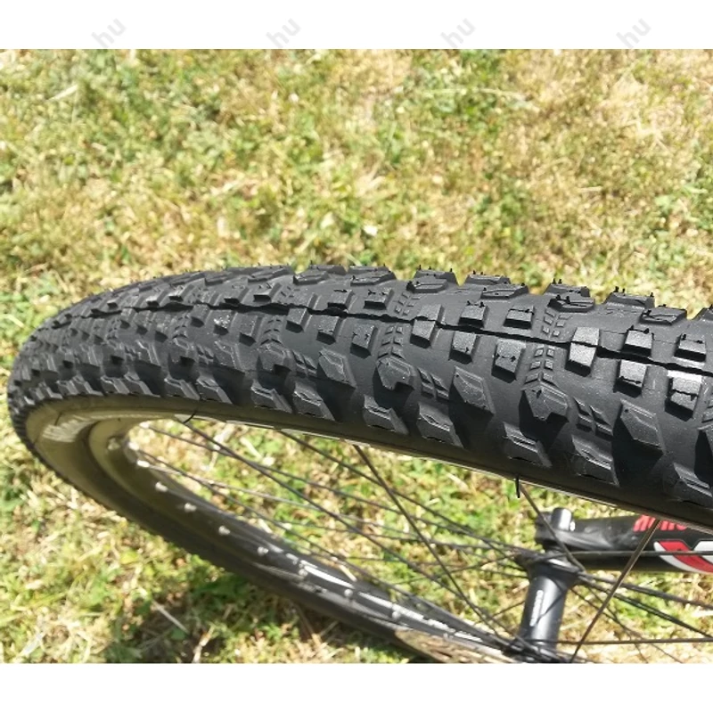 Precíz mintázat, igényes kidolgozás jellemzi a Mitas Ocelot gumiját