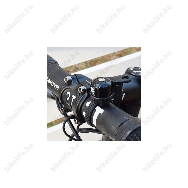 Kormányon felül-alul, bármilyen átmérőn rögzíthető