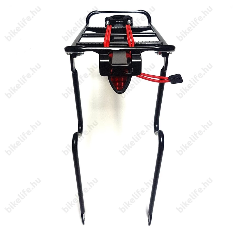 Hátul prizma vagy lámpa rögzítésére szolgáló felületet találunk