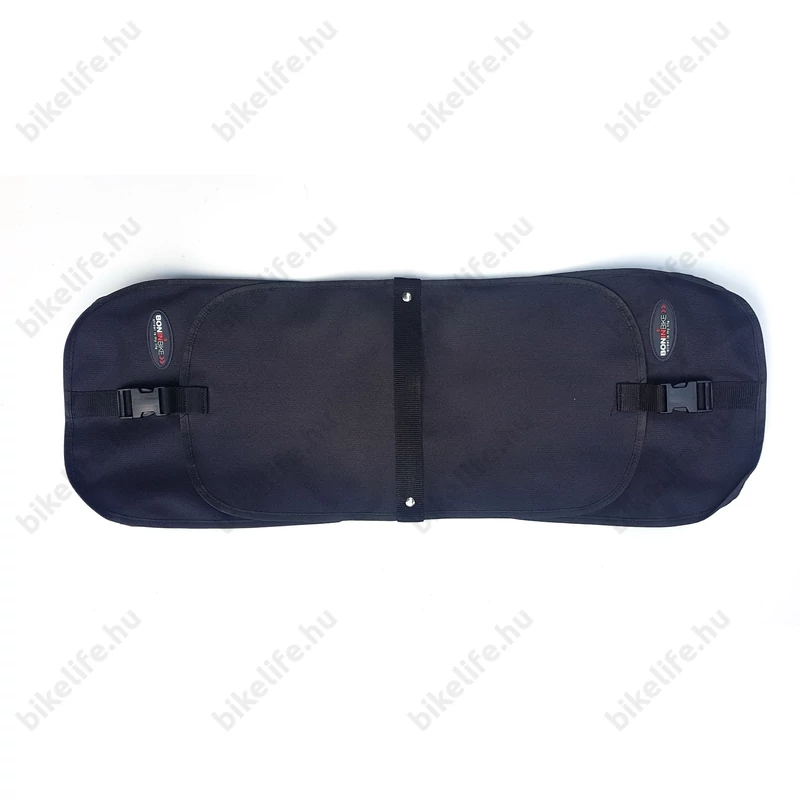 Középen erős heveder fogantyúval megragadható a rakott táska