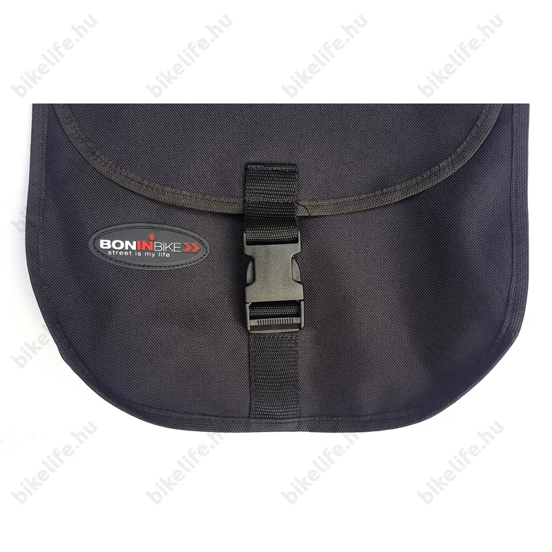 Igényes embléma, szép varrások, erős anyagok